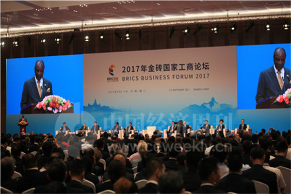 突如其来的一击！市场紧张的一周迎来“恐慌”结尾 风险资产遭猛烈抛售