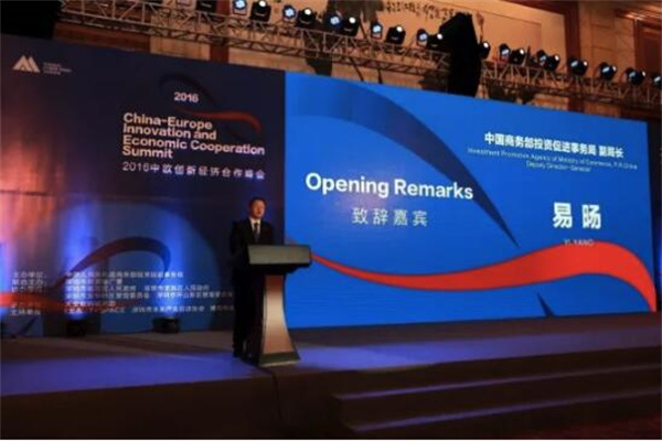 金·卡戴珊沙滩炫“钻”，9年抢案才开审，真·抓马女王！_珠宝_钻石_案件